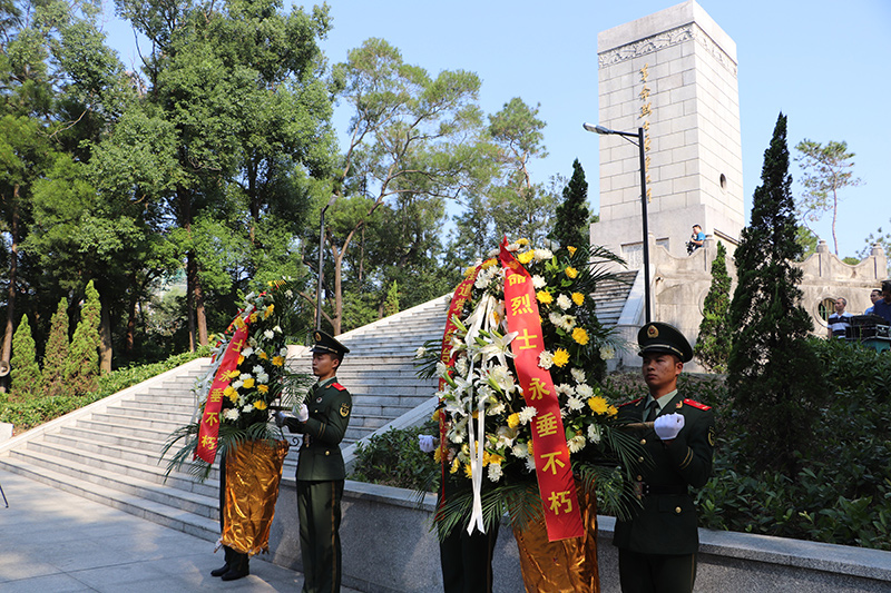 武警礼兵敬献花篮.jpg